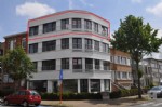 RUIM hoekappartement op de 3de en hoogste verdieping van een volledig vernieuwde residentie, centrale ligging op enkele passen van het trein- en tramstation in Blankenberge. Dit compleet gerenoveerd appartement biedt u een mooie hoek-woonkamer met veel lichtinval, keukenhoek, ruime berging met aansluiting wasmachine, badkamer met ligbad en inloopdouche, 2 ruime slaapkamers, balkon, ruime private berging op het glv., c.v. op gas, ... Dit appartement is beschikbaar vanaf 01/01/2018 en biedt u woonzekerheid. Bij de vermelde huurprijs komen er geen bijkomende kosten gebouw/syndic. Onder deze tekst bij "documenten" vindt u een plannetje. (15/026)